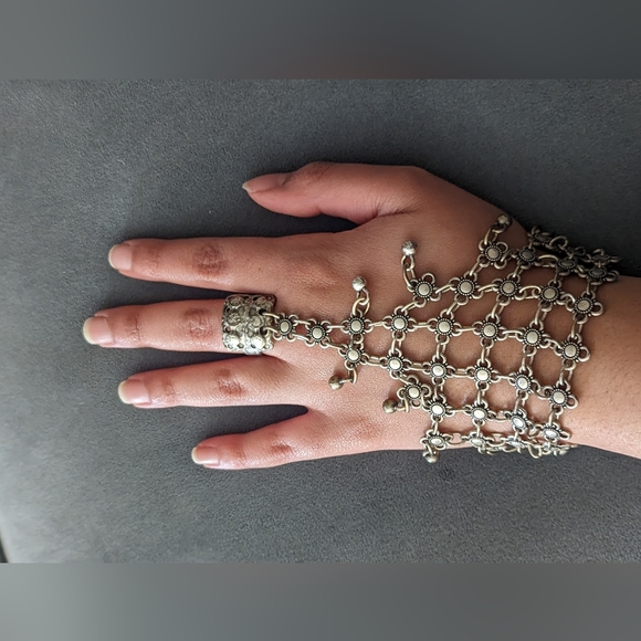 Hand Chain Bracelet - Picture 2 of 7